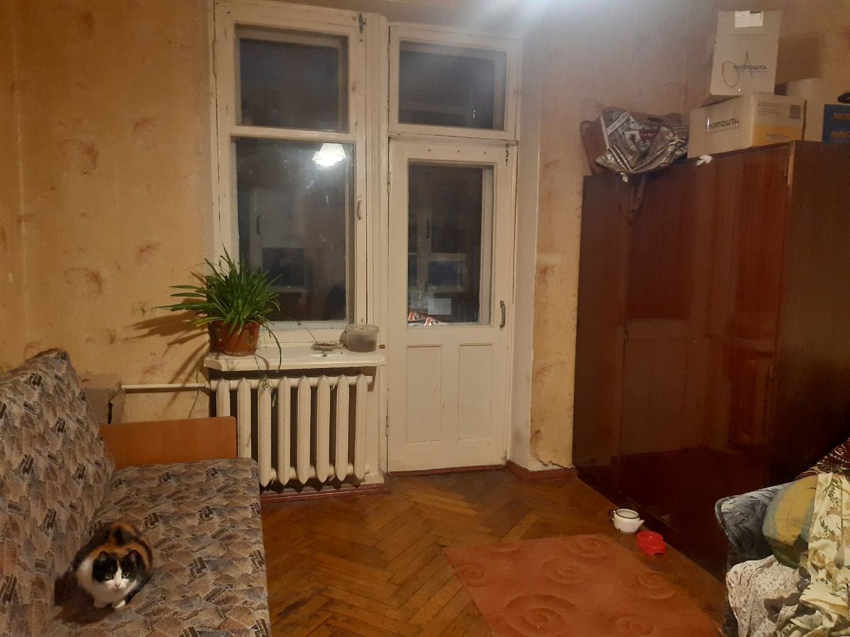 Продам двухкомнатную "сталинку"