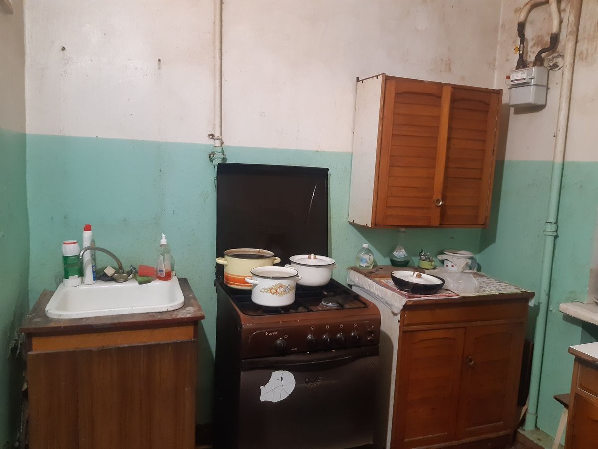 Продам двухкомнатную "сталинку"