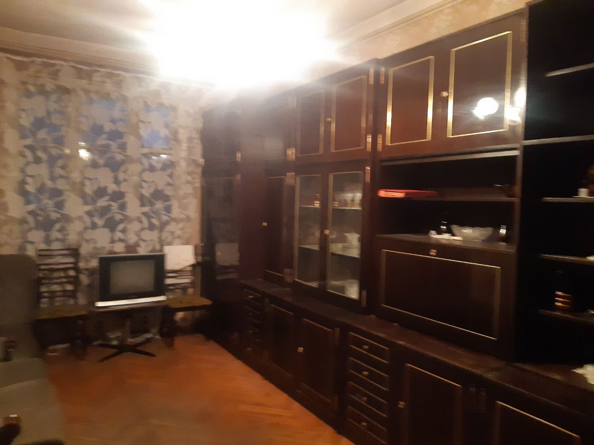 Продам двухкомнатную "сталинку"