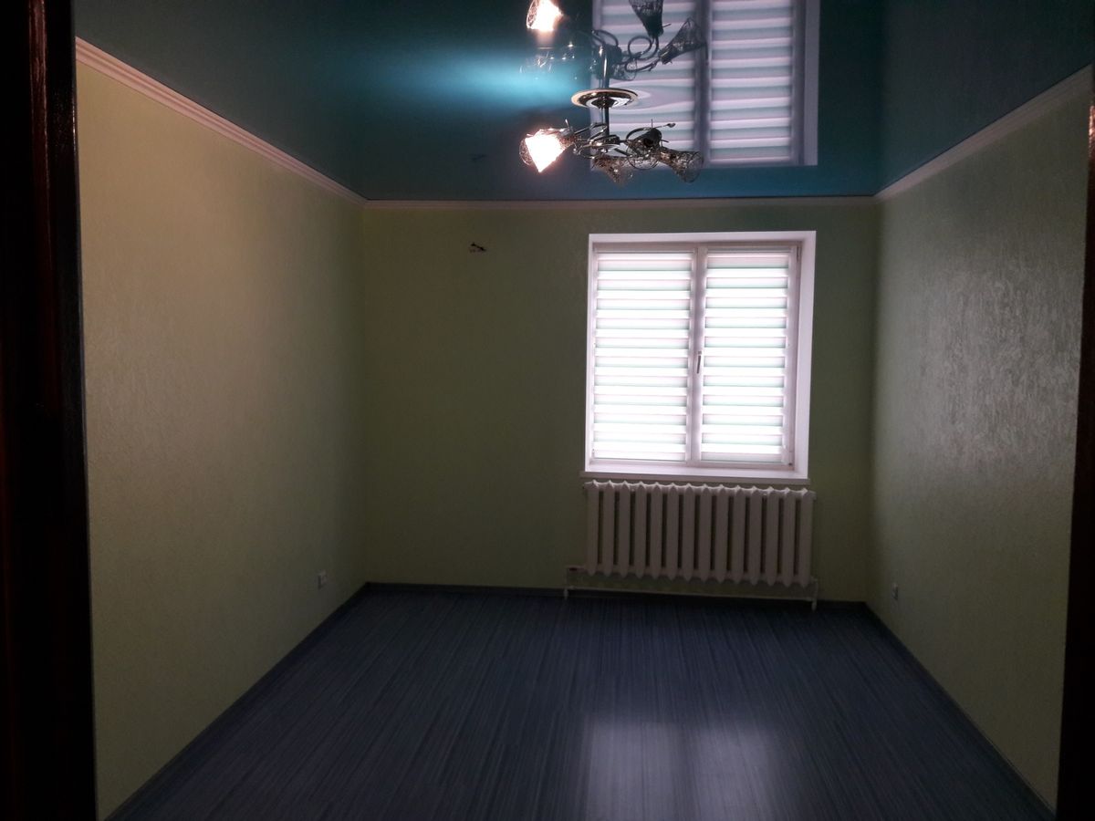 Продам двокімнатну квартиру з великою кухнею-студією та ремонтом у цегляному будинку