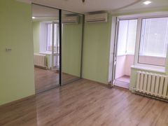 Продам двокімнатну квартиру з великою кухнею-студією та ремонтом у цегляному будинку