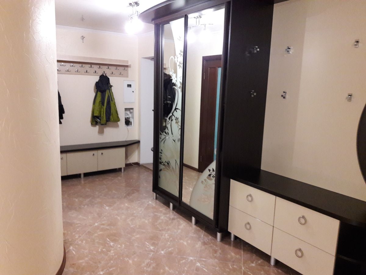 Продам двокімнатну квартиру з великою кухнею-студією та ремонтом у цегляному будинку