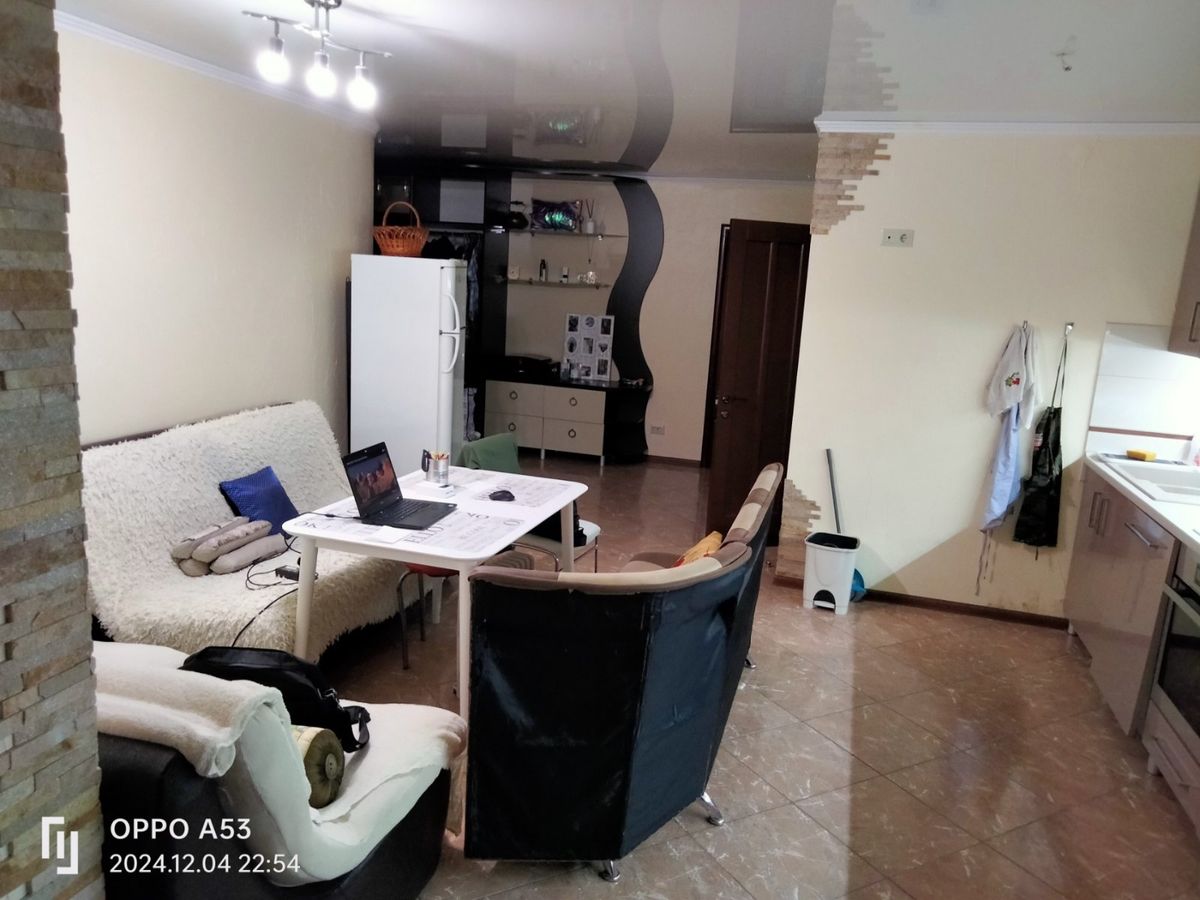 Продам двокімнатну квартиру з великою кухнею-студією та ремонтом у цегляному будинку