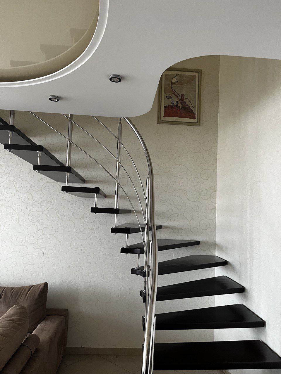 Продается шикарная двухуровневая трехкомнатная квартира с большой кухней-студией