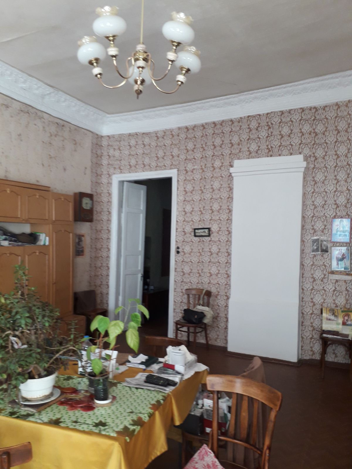 Продається велика трикімнатна квартира