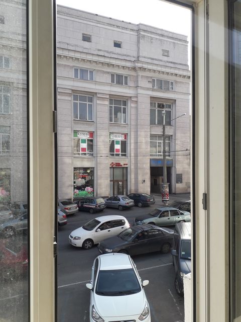 Продається велика трикімнатна квартира