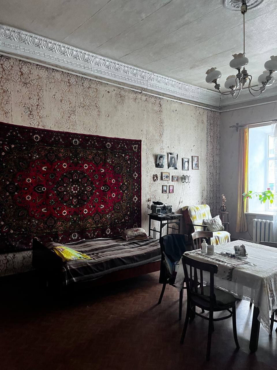 Продається велика трикімнатна квартира