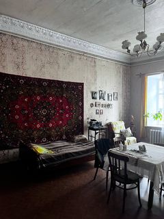 Продається велика трикімнатна квартира