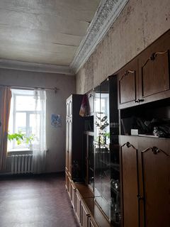 Продається велика трикімнатна квартира