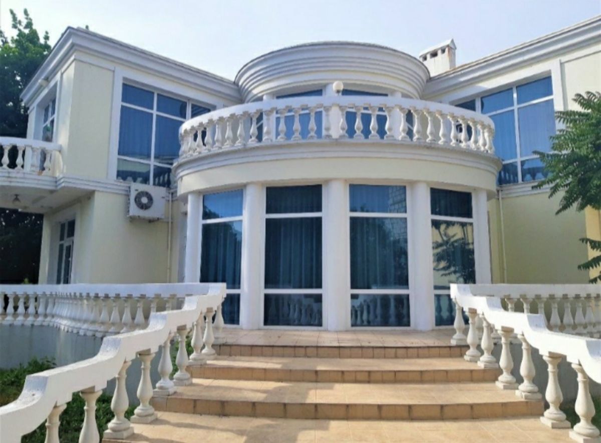 Дом на Набережной ул.