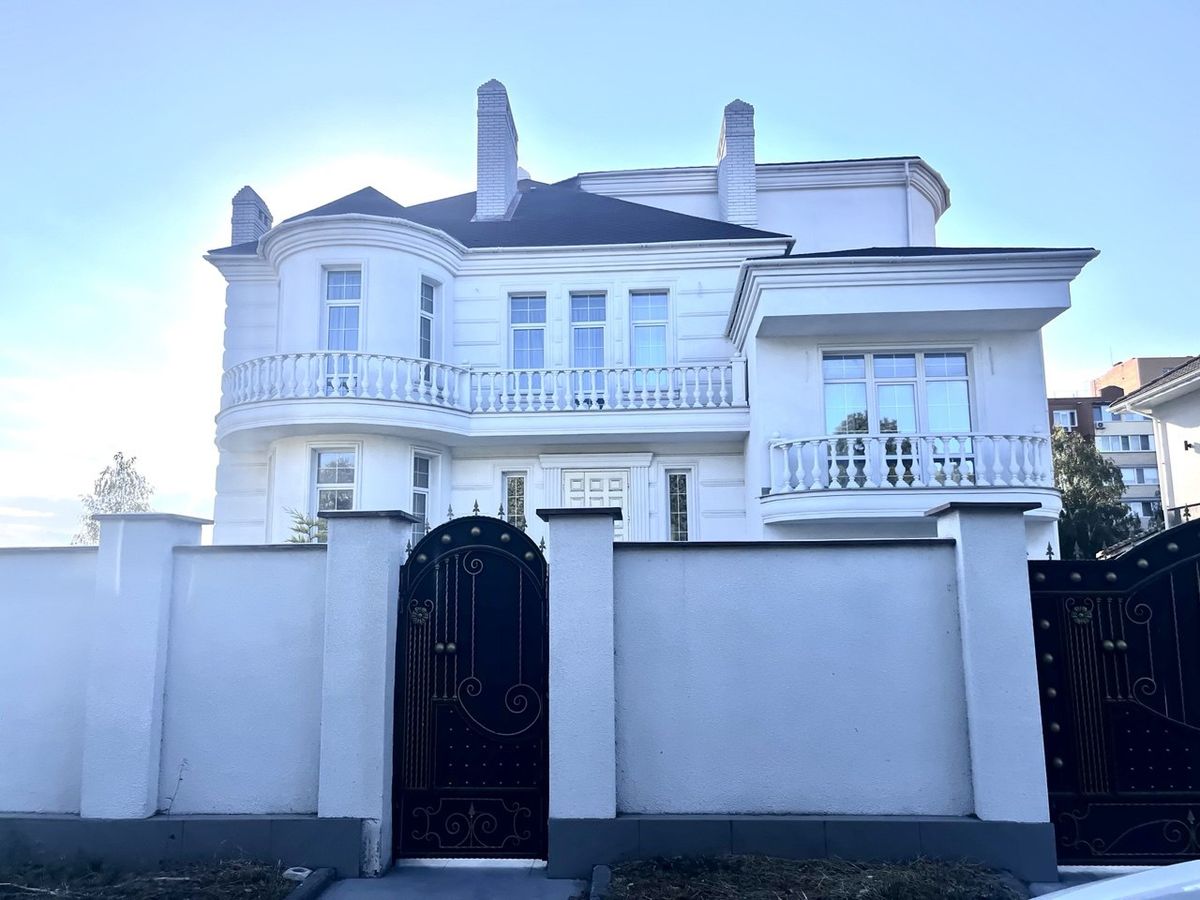 Продается большой красивый дом в Совиньоне1